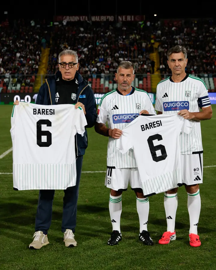 Foto ricordo con le maglie numero 6 di Baresi al raduno di Ancona, Stadio del Conero