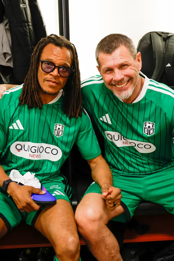 Due ex calciatori in maglia verde negli spogliatoi