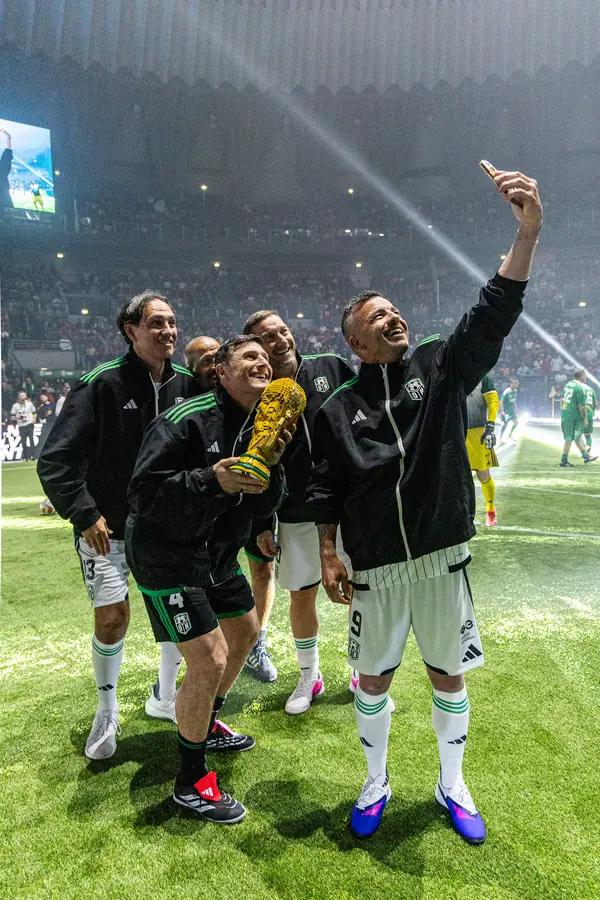Selfie in campo sotto le luci dello stadio