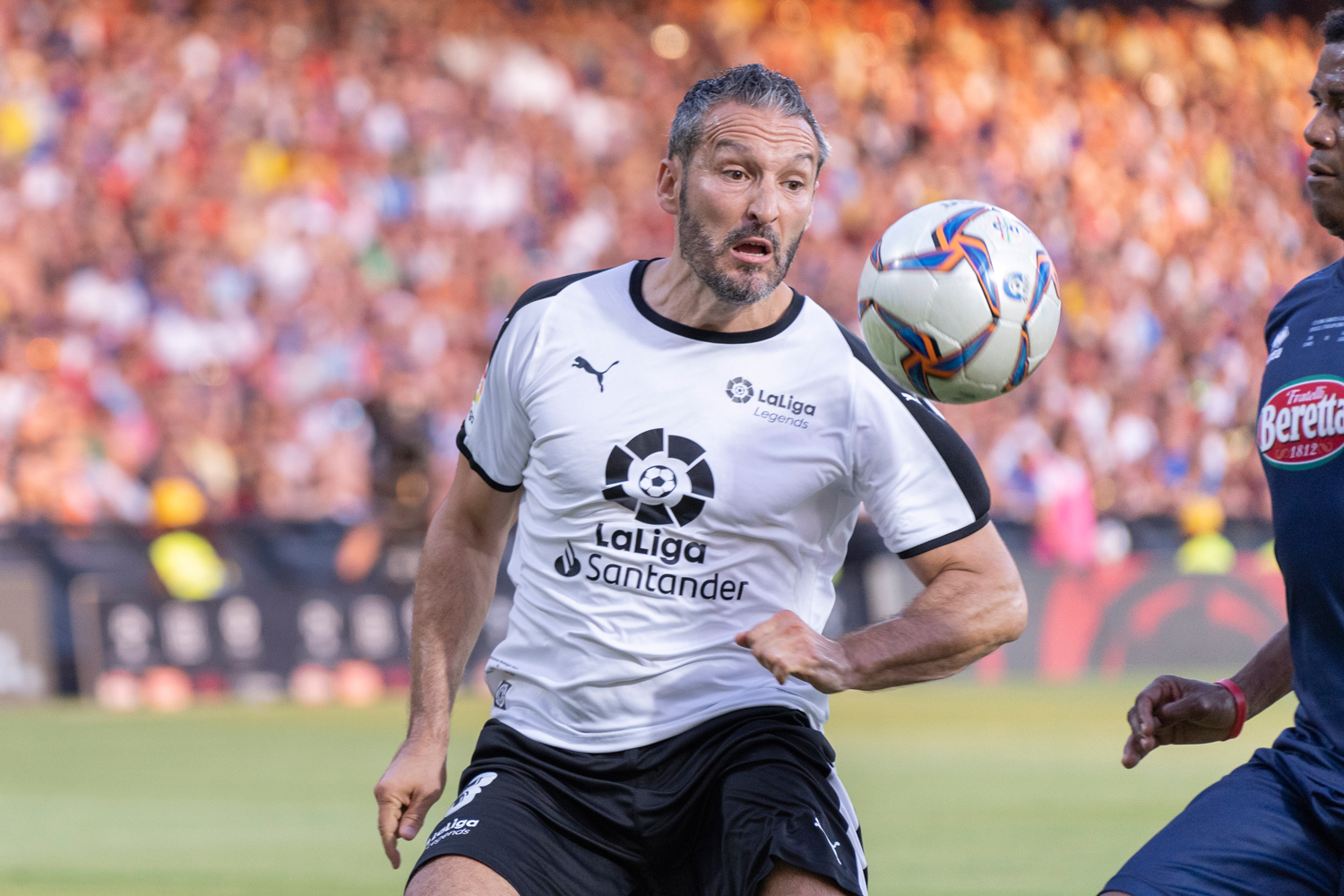 gianluca-zambrotta-si-contende-il-pallone-con-aldair-durante-il-match