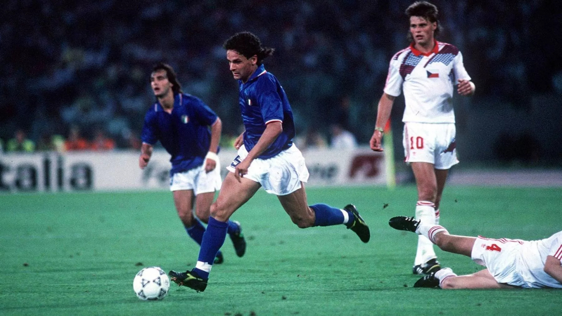 Италия 1990. Роберто Баджо Италия. Baggio 1990. Roberto Baggio Italy. Italy Czechoslovakia World Cup 1990.